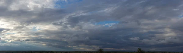 Бушующие Облака Покрывают Ландшафт Трагическое Мрачное Небо Панорама Небо Над — стоковое фото