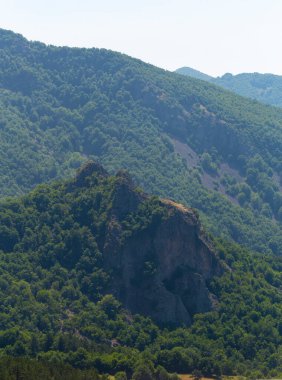 Rhodopes, Güneydoğu Avrupa 'da bir sıradağdır. Panorama. Orman alanı dağları kaplıyor..