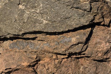 Taş yüzeyi Karadeniz 'in tortulu kayaları ve jeolojik süreçlerden oluşur. Kum taşı ve kireçtaşının arka planı.