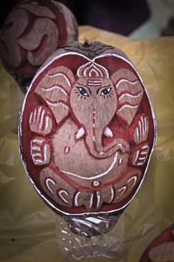 Hindistan cevizi kabuğunda boyama