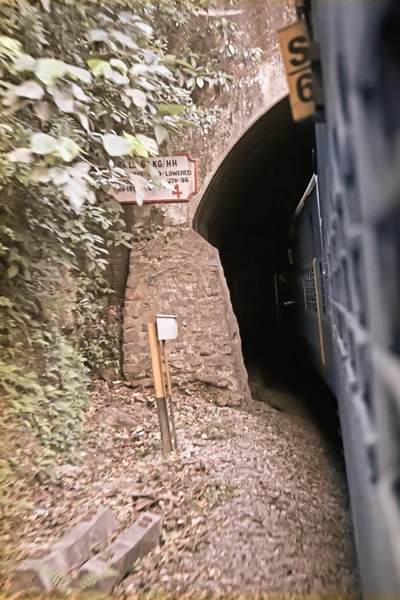 インド ゴア州トンネルに鉄道 — ストック写真