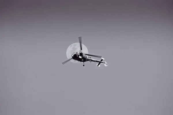 Vrtulník Létání Nad Mraky — Stock fotografie