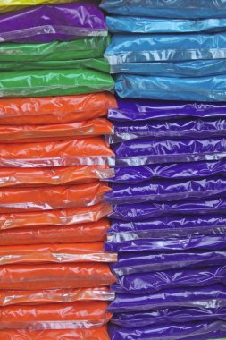 Rangoli renkleri Pune pazarında Diwali, Maharashtra, Hindistan için satılıktır.