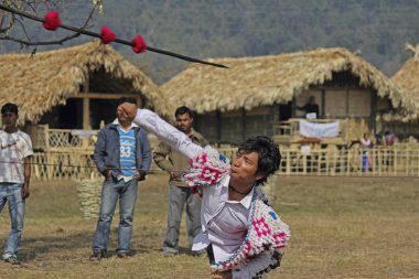 kabile Namdapha Eko Kültür Festivali, Miao, Arunachal Pradesh, Hindistan antik silah mızrak (Bhala) oyunu oynarken