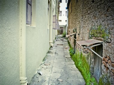 İki bina arasındaki küçük şerit