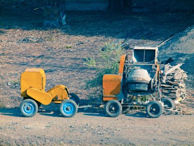 Beton beton varil ve vinç motorunu karıştırmak, Pune, Maharashtra, Hindistan 'da bir binanın inşaatında beton tramvayı kaldırmak için motor.