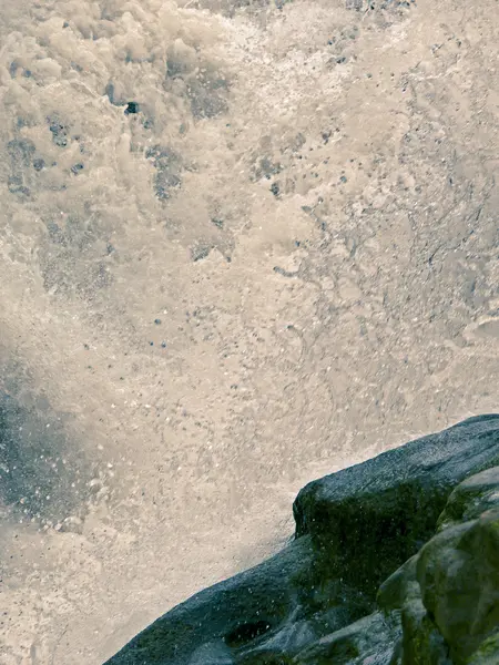岩の上で見る水しぶき — ストック写真