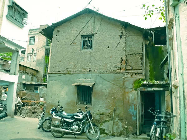 两个轮子 车辆停在一个旧的破烂不堪的房子下面 在一条路上 印度马哈拉施特拉邦浦那 — 图库照片