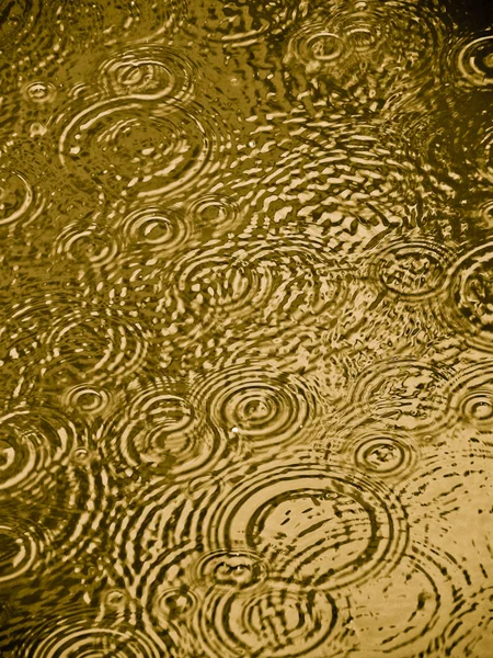 Σταγόνες Βροχής Πέφτουν Στο Νερό Της Βροχής — Φωτογραφία Αρχείου