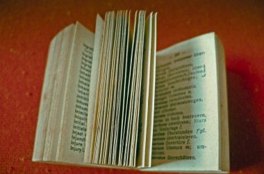 bir sözlüğü kapatalım