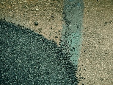 Yolda katranla karışık molozlar.