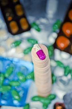 Kule şeklinde düzenlenmiş hap yakın çekim