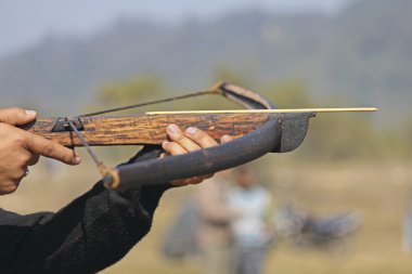 Tribe, adam Namdapha Eko Kültür Festivali, Miao, Arunachal Pradesh, Hindistan Geleneksel Crossbow Yarışması gerçekleştirmek