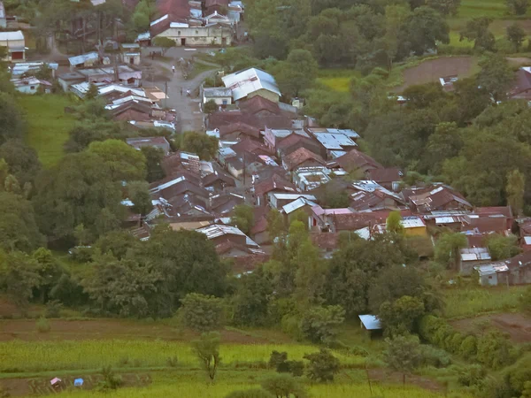 印度马哈拉施特拉邦Ratnagiri的Mangalore瓦屋顶村和绿地 — 图库照片