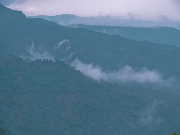 雨季期间在印度马哈拉施特拉邦西Ghat山丘和森林上空的季风雨云和雾 — 图库照片