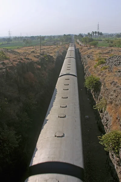 鉄道線路上の列車 ラムダーリヤ プネー マハラシュトラ州 インド — ストック写真