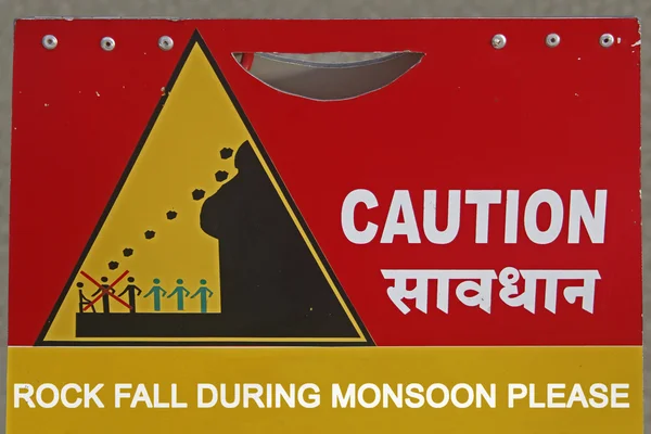 Een Prikbord Met Vermelding Please Rock Fall Monsoon Voorzichtigheid India — Stockfoto