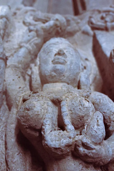 インド マハラシュトラ州キクリのシュリ ビラヴナス寺院で彫刻 — ストック写真