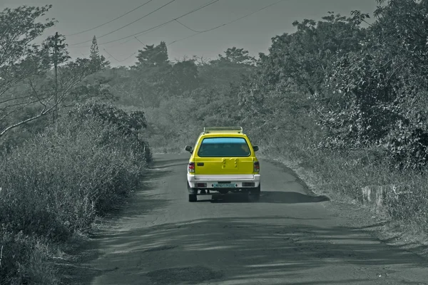 インドの田舎道の車 — ストック写真