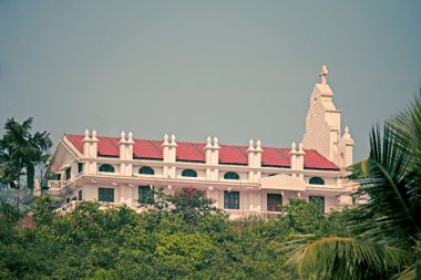 Aziz Roque Şapeli Bandora, Ponda, Goa, Hindistan. Yeni bu Katolik aziz Roque 1902 yaklaşık küçük Şapel yerine şapel inşa. Gür yeşilliklerle çevrili küçük tepede şapeldir