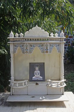 Bir Okulda Jain Tapınağı'nın Küçük Yapısı, Pune, Maharashtra, Hindistan