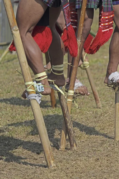 Tribus Guerreras Nocte Jugando Juego Zancos Bambú Festival Cultural Ecológico — Foto de Stock