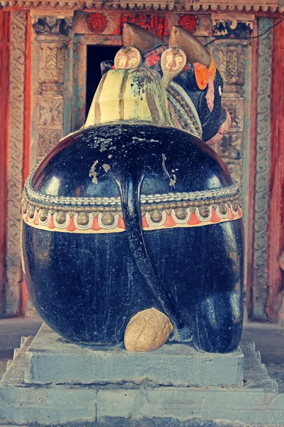 Nandi au temple de Sangameshwar près de Saswad, Maharashtra, Inde — Photo