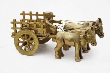 Antik kaplama pirinç Bullock sepeti heykel