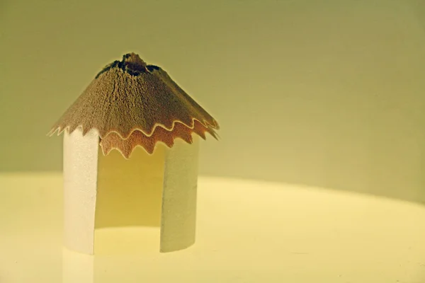 Cabana de papel com raspas de lápis telhado — Fotografia de Stock