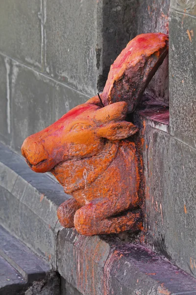 Gomukh, boca de vaca hecha de piedra en el templo de Shrinath Mhaskoba, K — Foto de Stock