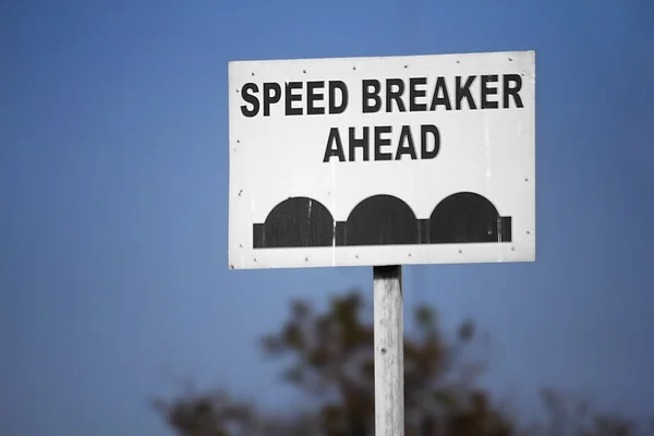 Placa de sinal de tráfego de disjuntores de velocidade à frente — Fotografia de Stock