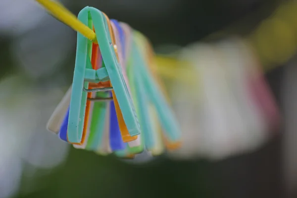 Piquets de vêtements colorés suspendus dans le fil — Photo