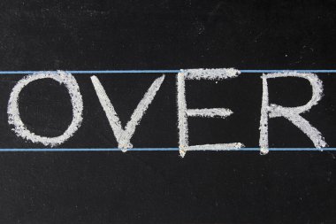 Siyah Kara tahta el yazısıyla yazılmış kelime üzerinde