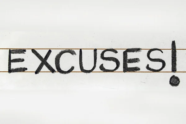 Excuses woord handgeschreven op zwarte schoolbord — Stockfoto