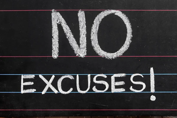 Geen excuses zin handgeschreven op blackboard — Stockfoto