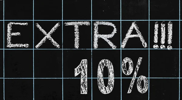 Extra 10 % szó kézzel a fekete chalkboard — Stock Fotó