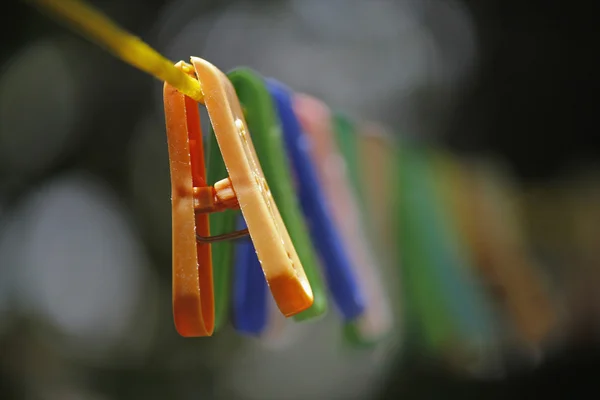 Picchetti di vestiti colorati appesi in filo — Foto Stock