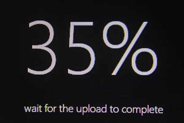 Экран компьютера 35 процентов данных завершено — стоковое фото
