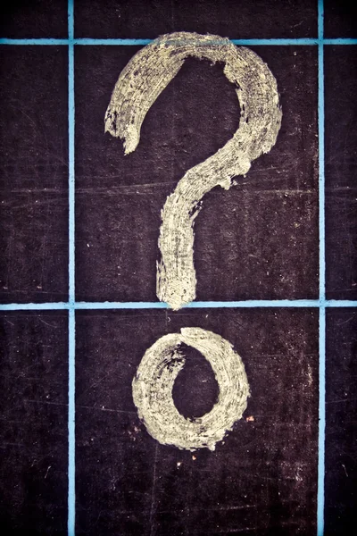 Question-mark handwritten on black chalkboard — Stock Photo, Image