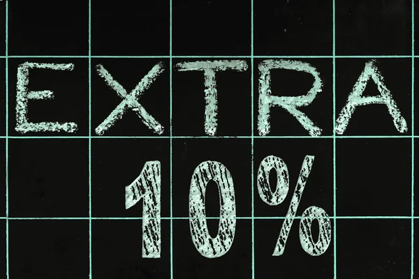 Extra 10 per cento parola scritta a mano sulla lavagna nera — Foto Stock