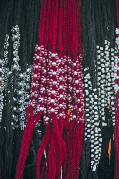 Colliers traditionnels dans un marché — Photo