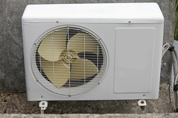 Luftkonditioneringen utanför kompressor och kondensor enheten — Stockfoto