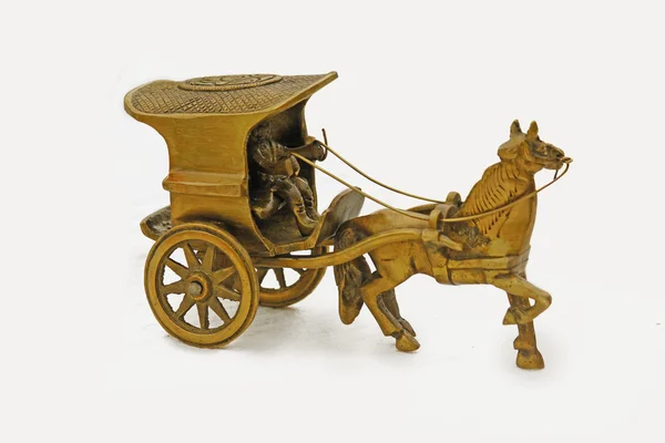 Antieke Finish Brass paard kar beeldhouwkunst — Stockfoto
