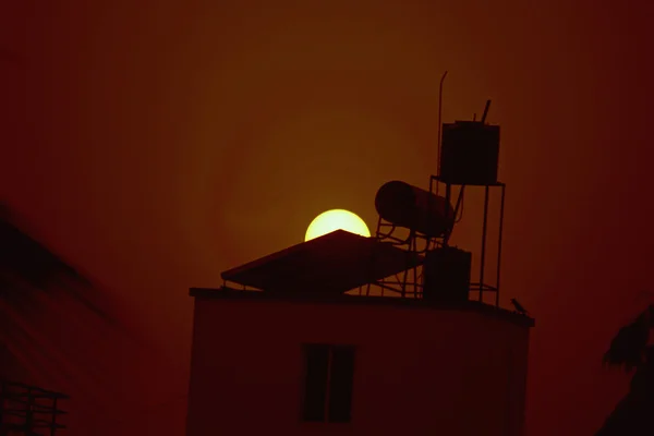 Sonne mit Warmwasserbereiter Solarpanel — Stockfoto