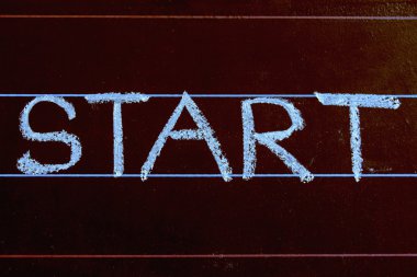 Siyah Kara tahta el yazısıyla yazılmış Word'ü başlatın 