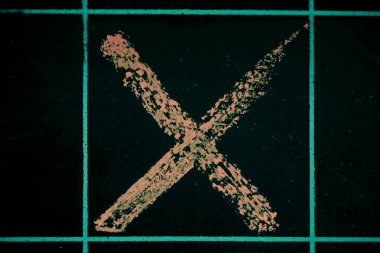 Yanlış onay işareti Siyah Kara tahta el yazısı