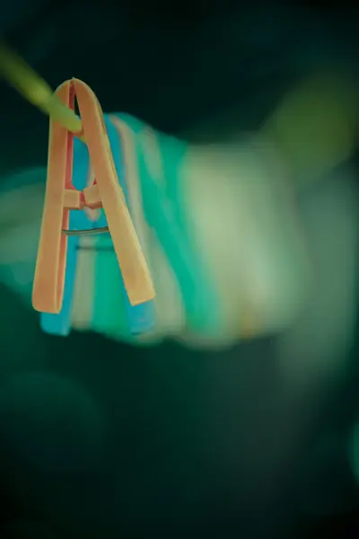 Kleurrijke wasknijpers opknoping in draad — Stockfoto