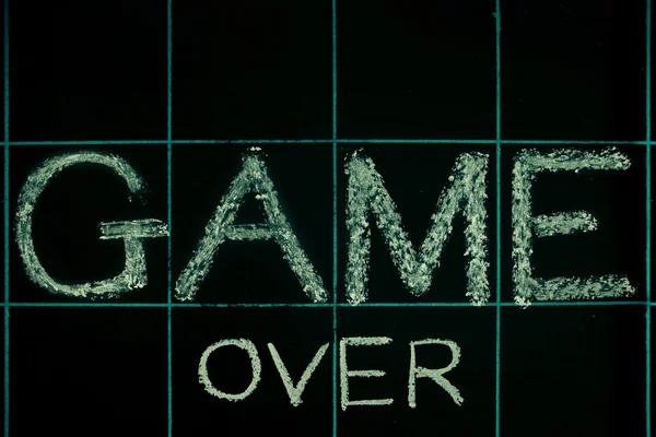 Game over frase scritta a mano sulla lavagna nera — Foto Stock