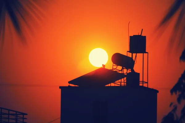 Sonne mit Warmwasserbereiter Solarpanel — Stockfoto
