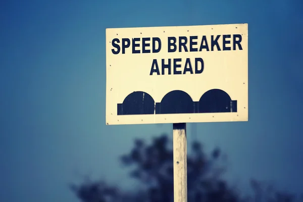 Placa de sinal de tráfego de disjuntores de velocidade à frente — Fotografia de Stock